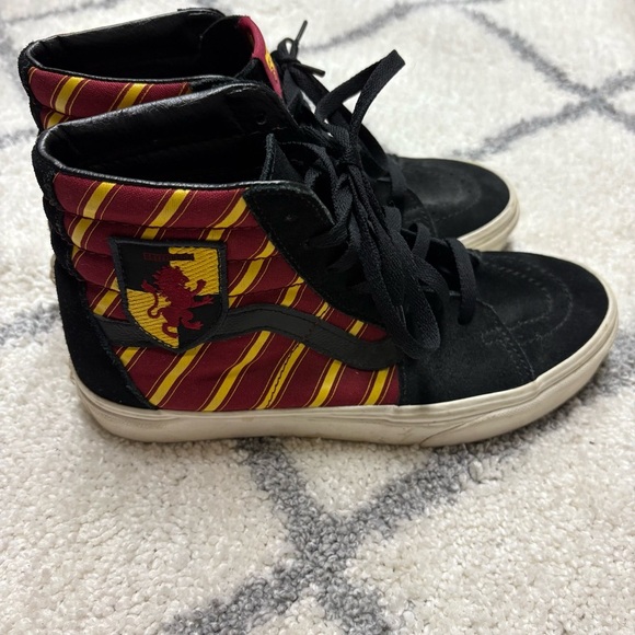 Vans Sk8-Hi Harry Potter Gryffindor Sneakers Black Red Women’s 8 - Picture 3 of 12